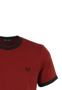 Maglietta rossa in cotone con colletto tondo nero e bordi delle maniche neri, con un piccolo logo ricamato sul petto sinistro.