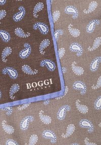 Brązowa poszetka w paisley z niebieskimi akcentami, o drobnej teksturze, z nadrukowanym wzorem, wykończona jasnoniebieskim brzegiem. Widoczne logo marki.