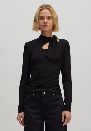 Zwarte longsleeve top met hoge nek en strikdetail, met een uitsnede bij de borst. De stof is glad en aansluitend.