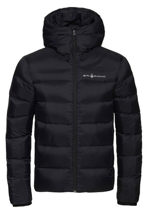 Zwarte donsjack met capuchon, geborduurde textuur, voorrits en "Sail Racing" logo op de linkerborst. Ontworpen voor warmte en comfort.