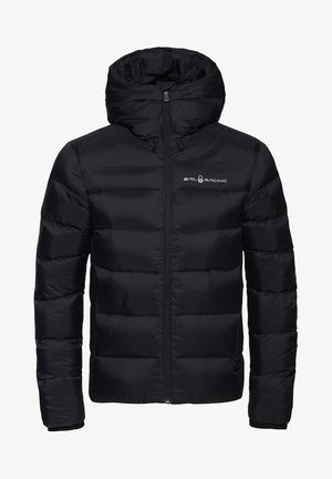 Svart puffjacka med huva, quiltad textur, framdragkedja och "Sail Racing"-logga på vänster bröst. Designad för värme och komfort.