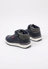 Levi's Ascot Mini: Stivaletti Bassi In Sintetico Per Bambini E Ragazzi, Chiusura Con Lacci Elastici E Velcro, Suola In Gomma - 2