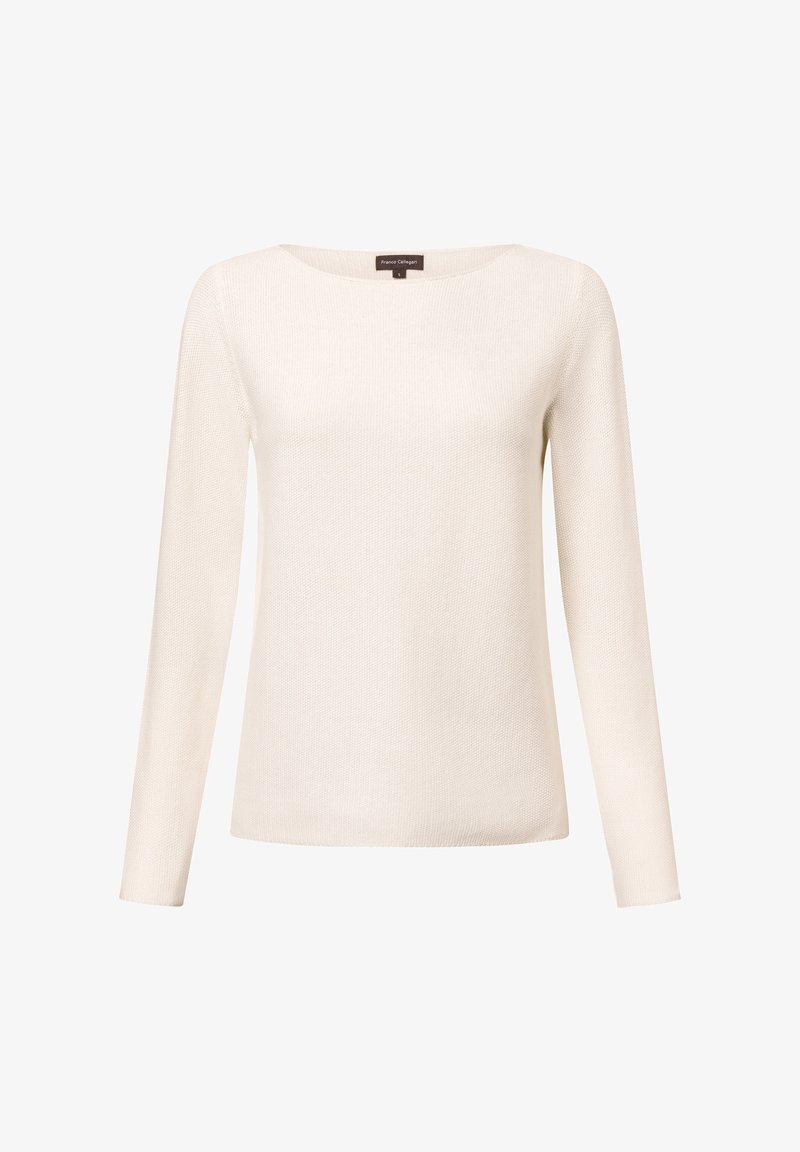 Weißer Langarm-Strickpullover mit Boot-Ausschnitt, strukturiertem Muster und geradem Saum. Etikett am Hals mit Markennamen sichtbar.