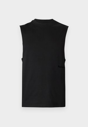 Ermeløs svart muskel-tanktop med høy rund hals, rett kant og diskret logo på nedre side.