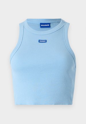 Lichtblauw geribbeld tanktop met een ronde hals. Bevat een klein blauw "HUGO" logo aan de voorkant. De stof lijkt zacht en aansluitend te zijn.