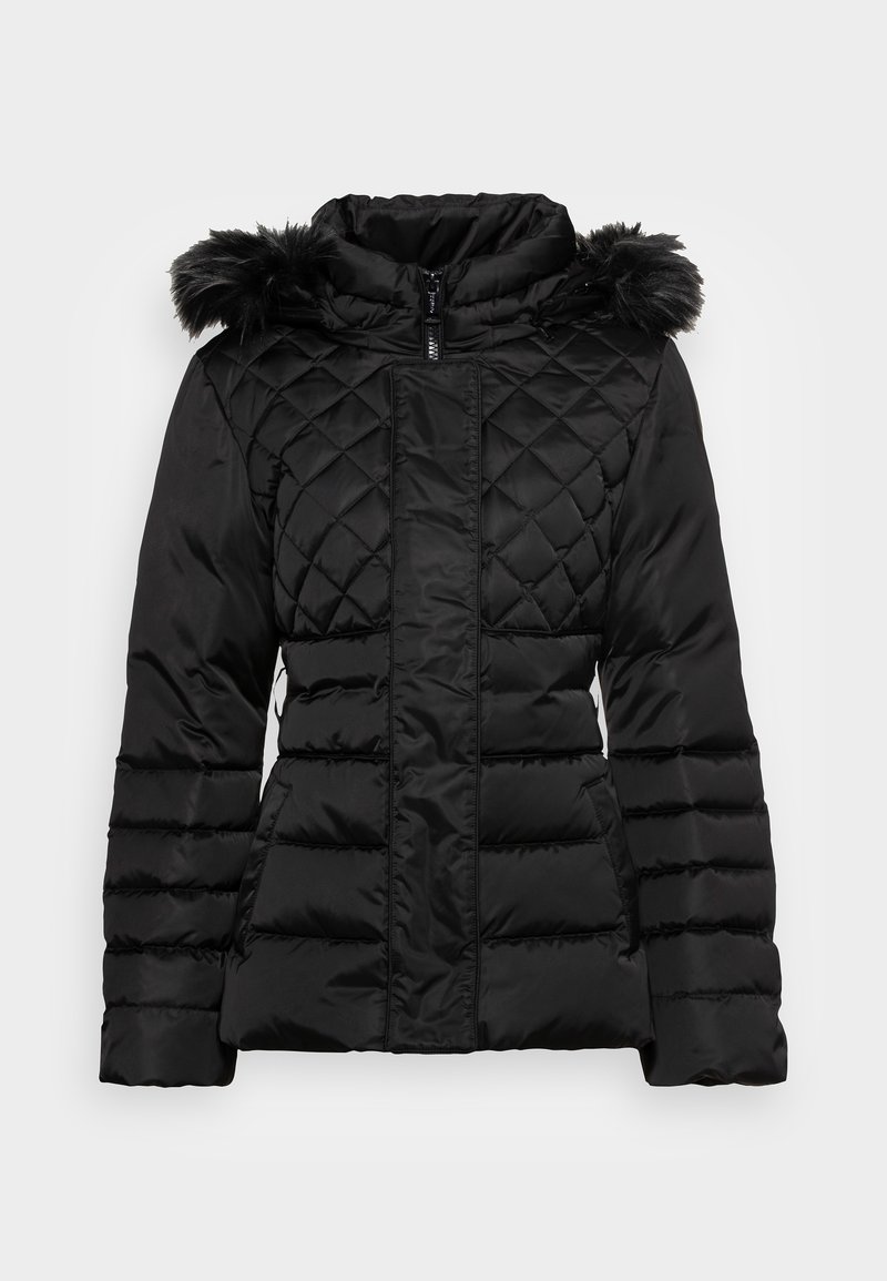 Zwarte doorgestikte pufferjack met een capuchon met bontomranding, een rits aan de voorkant en horizontale stiksels op de mouwen en onderzijde.