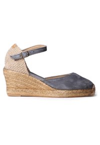 Sivi nubuk wedge espadril s jute-woven petom i naramenicom. Ima zaobljen vrh i teksturirane tkanine u ukrasu.