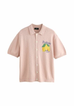 Cardigan à manches courtes rose clair avec col, boutonnières, graphique de citron et texte "Positano Amalfi Coast" sur la poitrine gauche.