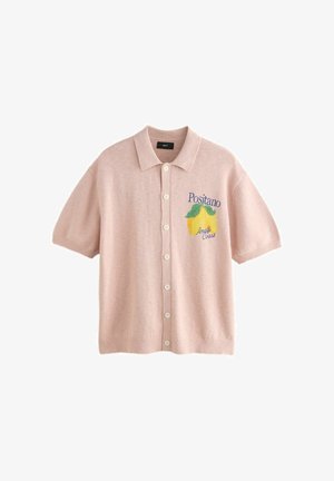 Lyserød kortærmet cardigan med knapper og krave, citronmotiv og teksten "Positano Amalfi Coast" på venstre bryst.