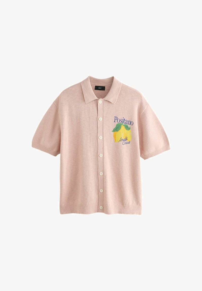 Cardigan à manches courtes rose clair avec col, boutonnières, graphique de citron et texte "Positano Amalfi Coast" sur la poitrine gauche.