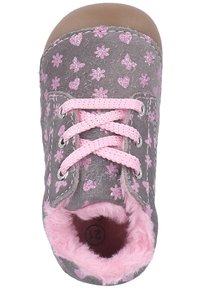 Harmaa kenkä, jossa on vaaleanpunainen kukkakuosi ja sydänkimalletta, vaaleanpunaiset nauhat ja pehmeä turkisvuori. Pyöreä kärki ja kumipohja.
