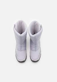 Lysegrå isolerede vinterstøvler med quiltet design og sorte gummisåler. Har en glat tekstur og blødt indvendigt foer.