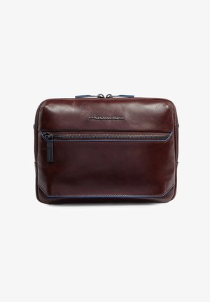 Borsa per laptop in pelle marrone con una texture liscia, cuciture blu, tasca anteriore con zip e logo impresso. Forma rettangolare con angoli arrotondati.