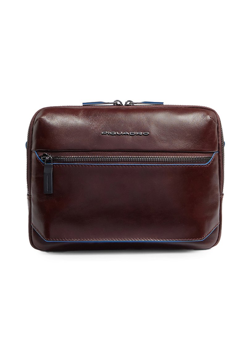 Borsa per laptop in pelle marrone con una texture liscia, cuciture blu, tasca anteriore con zip e logo impresso. Forma rettangolare con angoli arrotondati.