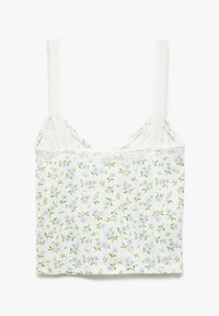 Vit blommig camisole med blå blommor och gröna blad på en ljus bakgrund. Spetsdetaljer och justerbara band ger en extra touch.