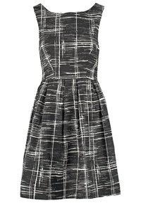 Sort ærmeløs kjole med et hvidt abstrakt mønster, med en tætsiddende overdel og plisseret skørt, lavet af letvægtsstof.