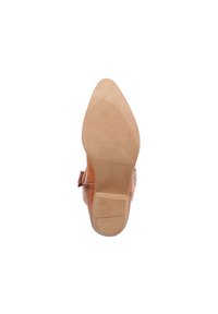 Bota de cuero marrón hasta el tobillo con punta redondeada, tacón bajo y suela de goma texturizada. Presenta una correa lateral y detalles de costura.