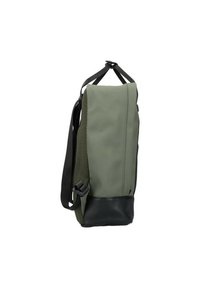 Bolsa de tela verde con una base texturizada negra, correa ajustable negra y panel lateral de malla. Diseño vertical y cierre con cremallera en la parte superior.