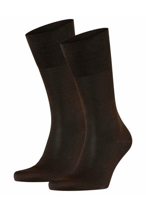 Paar schlichte dunkelbraune Crew-Socken mit gerippten Bündchen, glatter Textur und standardmäßiger Zehen- und Fersenkonstruktion.