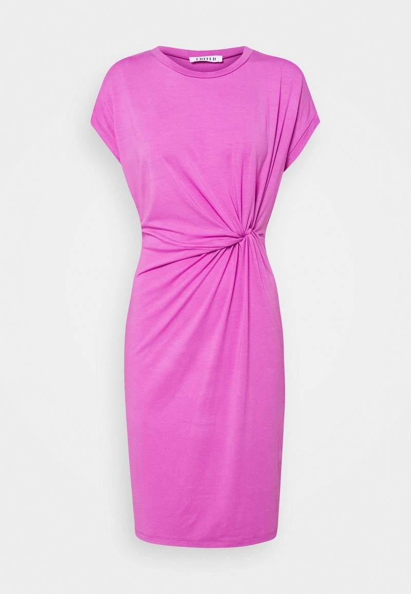 Robe rose à manches courtes avec un design noué à la taille, réalisée en tissu doux, avec une coupe décontractée et une silhouette mi-longue au niveau des genoux.