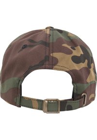 Kamouflage pet met een twill-stof, een verstelbaar bandje aan de achterkant en een metalen gesp. Voornamelijke kleuren zijn groen, bruin en beige.
