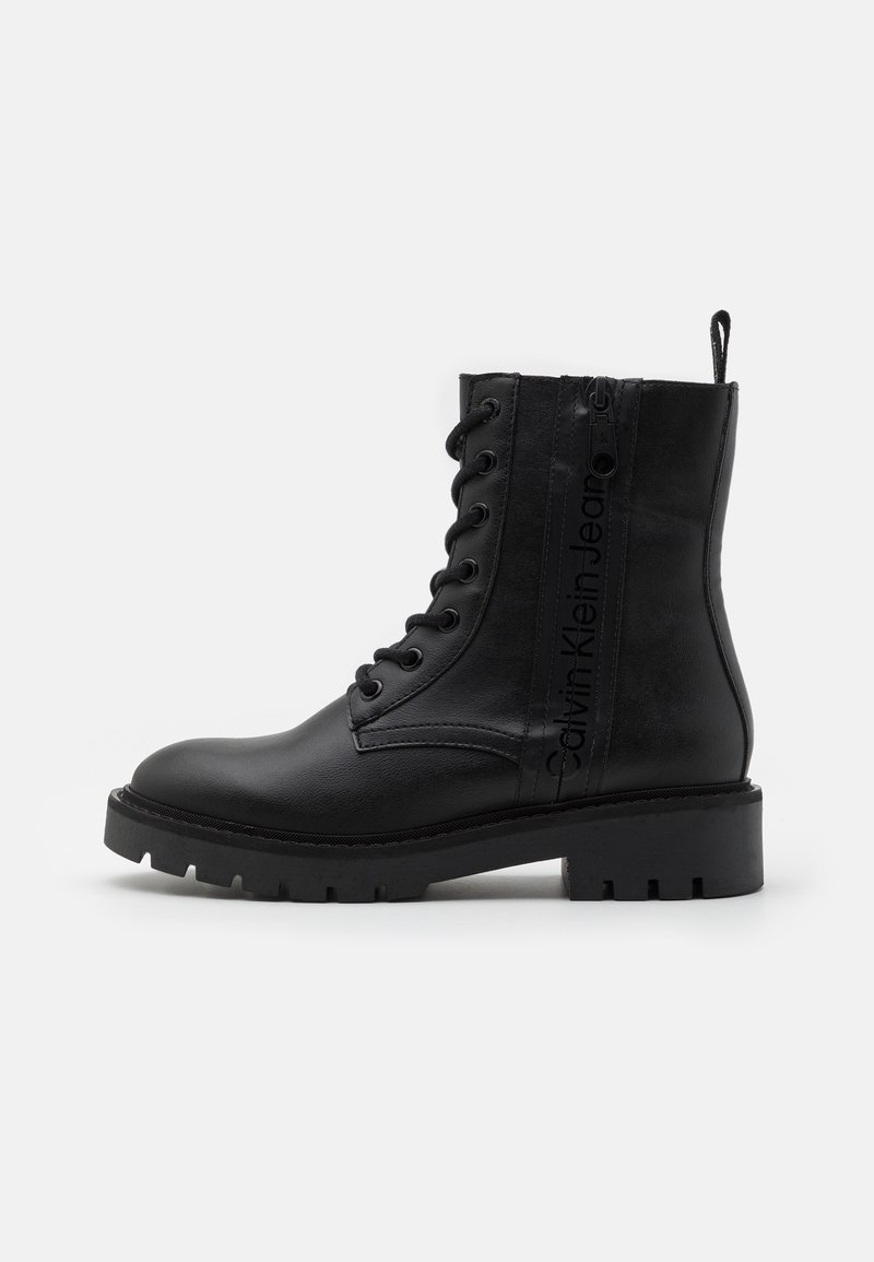 Bottine noire en cuir à lacets avec fermeture éclair latérale et logo Calvin Klein Jeans embossé, dotée d'une semelle épaisse et d'une languette de traction.