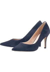 Paire d'élégants escarpins en daim bleu marine à bout pointu, avec talons aiguilles fins et doublure intérieure beige, présentés côte à côte.