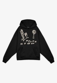 Zwarte hoodie met een voorkantzak, met een grafisch ontwerp van een vogel en een windmolen. De tekst "NEVER STOP" is in het wit gedrukt.