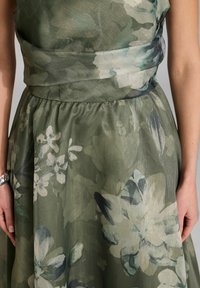 Swing Robe de soirée - light green   ivory