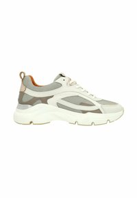 Sneaker grigio e bianco con materiali in mesh e pelle. Presenta una suola spessa, punta arrotondata e dettagli a contrasto sui lati e sul tallone.