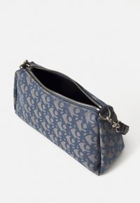 Clutch bag in tessuto blu con un design a pattern, chiusura con zip e dettaglio in metallo argentato. Superficie testurizzata e forma rettangolare.