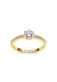 Guld ring med en central rund diamant omgiven av mindre stenar på bandet. Slät metallfinish med ingraverat varumärkesnamn.