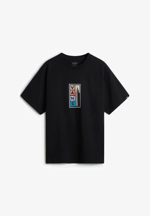 Sort T-shirt med korte ærmer med en rektangulær grafik i midten, der viser ordet "VANS" i lodrette farvede blokke og en silhuet af en høj bygning.