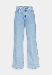 Tommy Jeans CLAIRE - Brīva piegriezuma džinsi - denim light