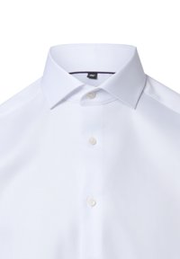 Camicia bianca con bottoni e colletto classico. Presenta una trama strutturata e cinque bottoni sul davanti, con un sottile dettaglio interno.