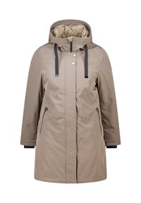 Beige waterdichte parka met capuchon, met een gewatteerde voering, twee zijzakken met rits en zwarte accenten op de manchetten en trekkoorden.