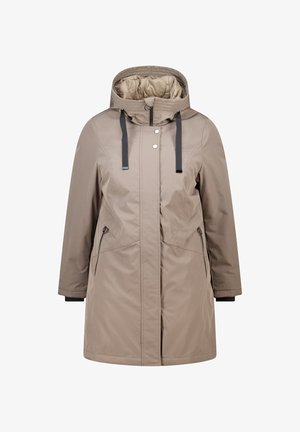 Parka imperméable beige avec une capuche, dotée d'une doublure matelassée, de deux poches latérales zippées et d'accents noirs sur les poignets et les cordons de serrage.