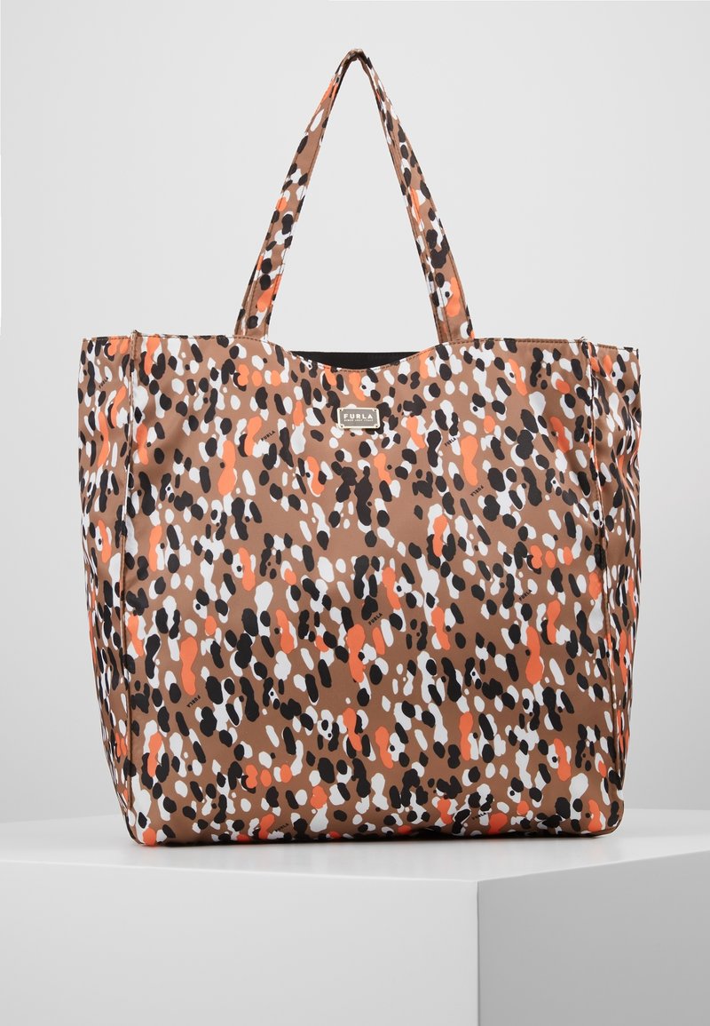 Sac fourre-tout marron avec un motif tacheté dispersé en orange, noir et blanc. Dispose de deux poignées et d'une fermeture éclair. Fabriqué en matériau durable.