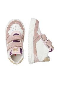 Weiße und pinkfarbene Kleinkindersneaker mit lila Akzenten und doppelten Klettverschlüssen, von oben und von der Seite auf einem weißen Hintergrund dargestellt.