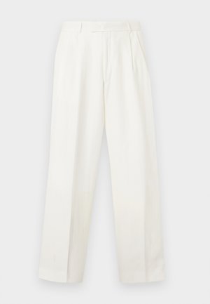 Bílé vysoce pásové kalhoty na míru s poutky na opasek, předními záhyby a rovnými širokými nohavicemi, zobrazené na jednobarevném pozadí.