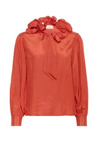 Blouse en satin rouge avec des manches longues bouffantes, un col froncé et un détail en nœud au niveau du décolleté. Texture lisse avec une finition brillante.