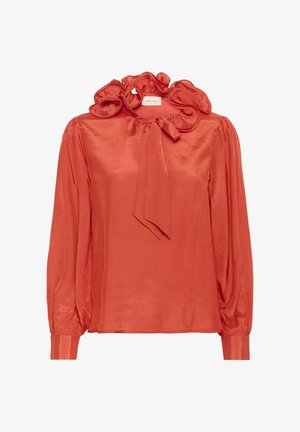 Piros selyem blúz puffos hosszú ujjakkal, fodros gallérral és masni részlettel a nyakban. Sima textúra fényes felülettel.