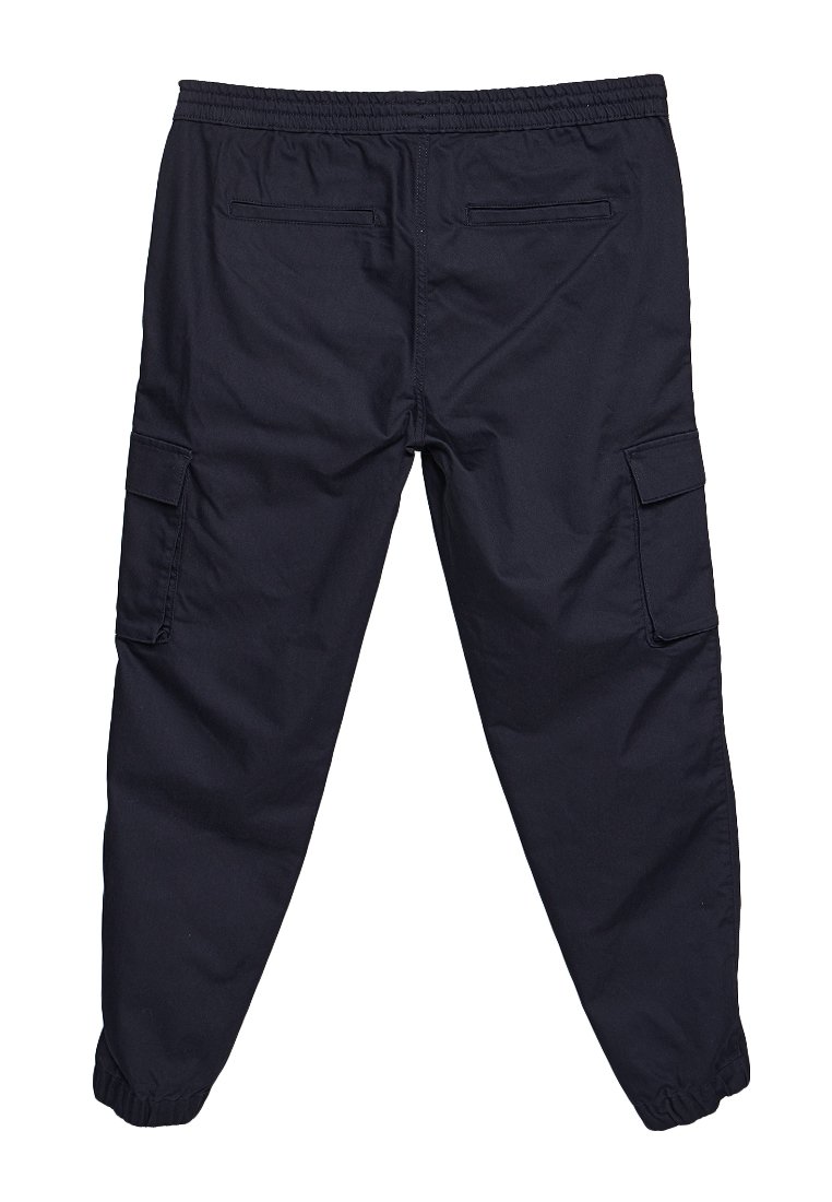Pantalones de cargo de color marino con cintura elástica, dos bolsillos traseros y dos bolsillos laterales de cargo. Fabricados con un material duradero y de textura suave.