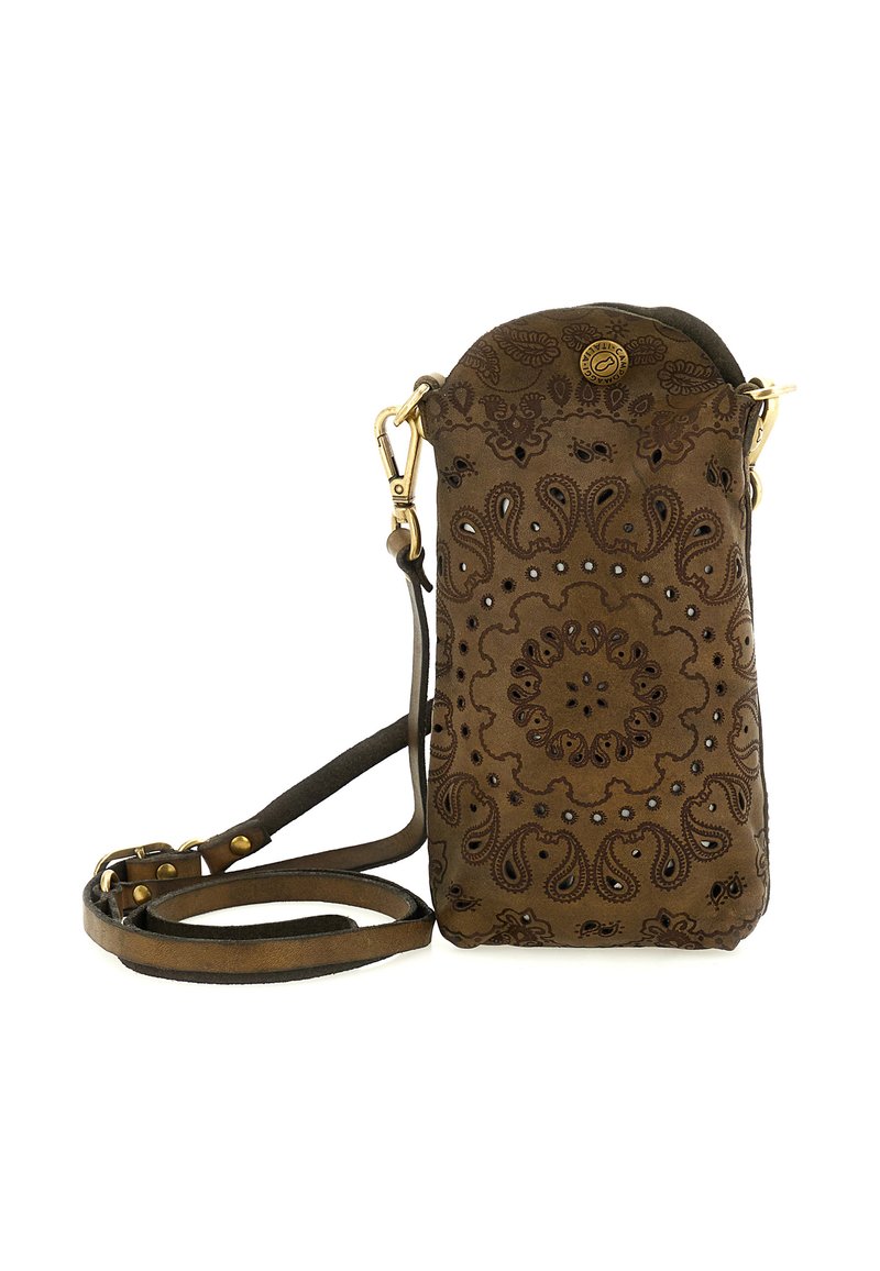 Borsa a tracolla in pelle marrone con motivi floreali e paisley in rilievo, ritagli decorativi e una tracolla staccabile con fermagli dorati.