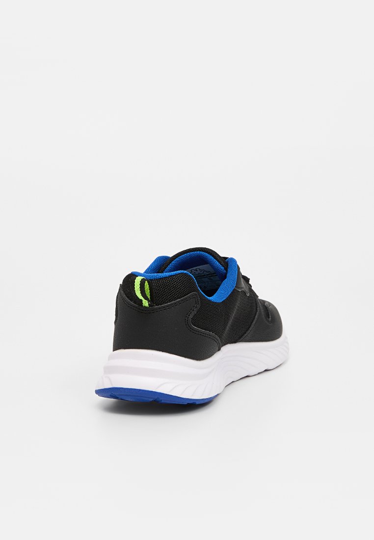 Zapatilla deportiva negra con una parte superior de malla, acentos azules y suela blanca, que presenta un logo en el talón y un diseño transpirable.