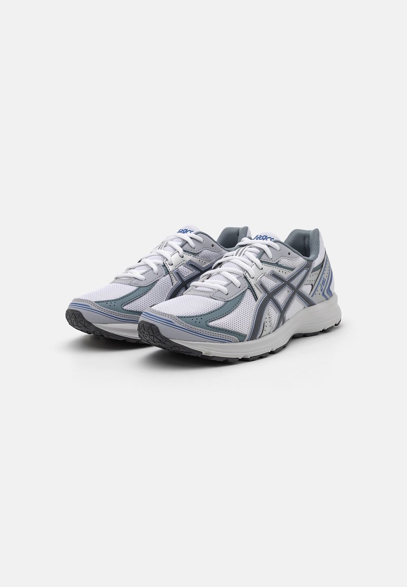 Chaussures de course blanches avec des accents gris et bleu, tige en mesh pour la respirabilité, col rembourré et semelle en caoutchouc pour l'adhérence.