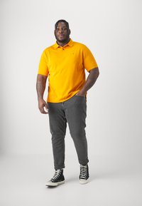 Tommy Hilfiger 1985 REGULAR - Polosärk - rich ochre