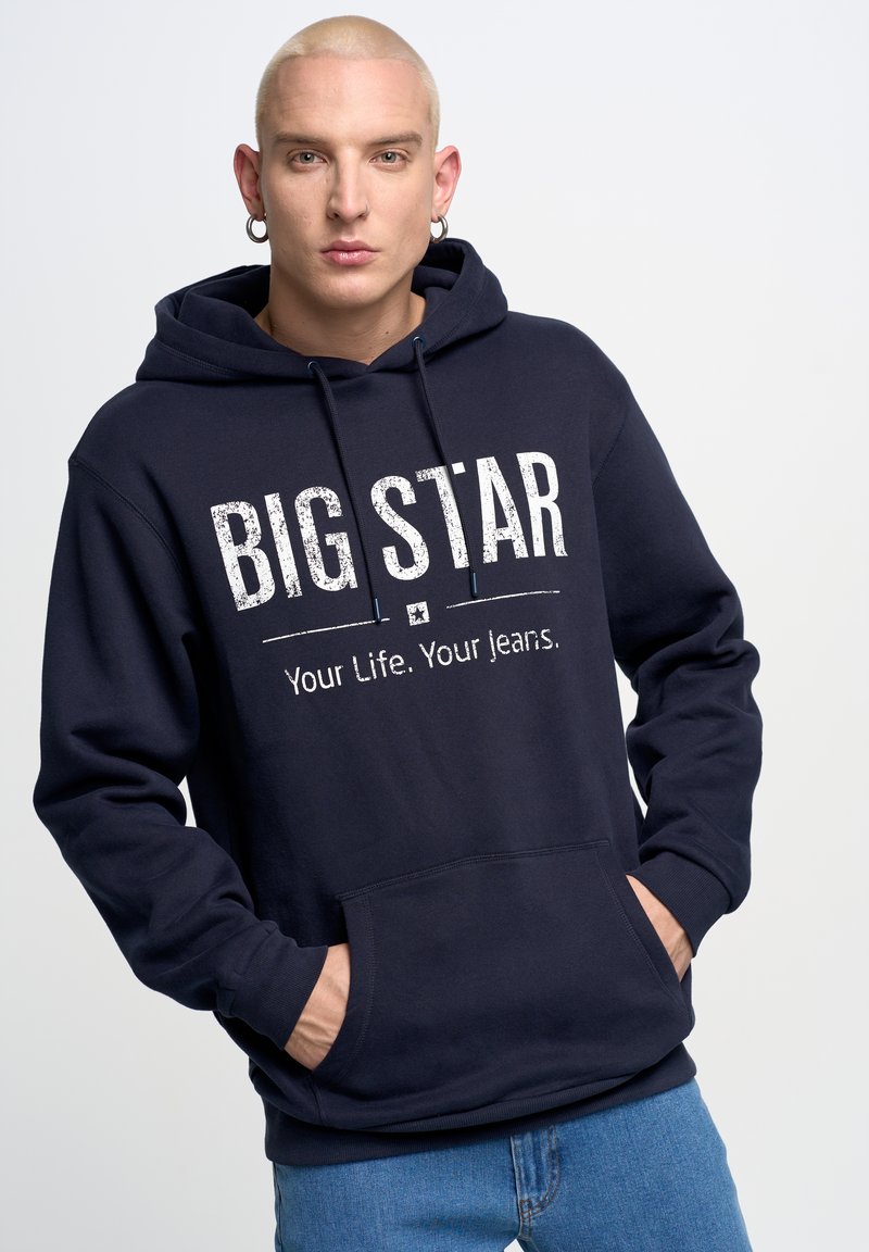 Tamsiai mėlynas džemperis su dideliais baltais užrašais "BIG STAR" ir šūkiu žemiau. Jame yra priekinė kišenė ir reguliuojamas kapisonas.
