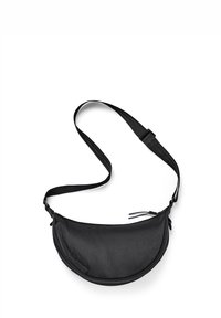 Borsa a tracolla nera a forma di mezzaluna con tracolla regolabile e chiusura a zip su sfondo bianco.