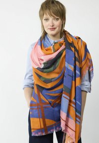 Mehrfarbiger Schal mit kräftigen abstrakten Mustern in Orange, Blau, Grün und Pink, aus weichem Stoff mit Fransen.